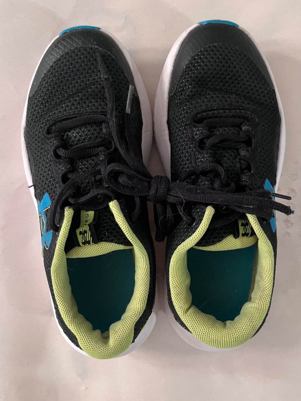 Under Armour Kids Surge 4 Black Lime Green Running Shoes - EUC - Size 3.5 - Picture 2 of 6